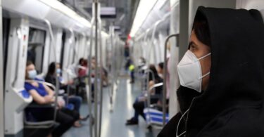 Desde el 7 de febrero no es obligatorio usar mascarilla en el metro de Barcelona
