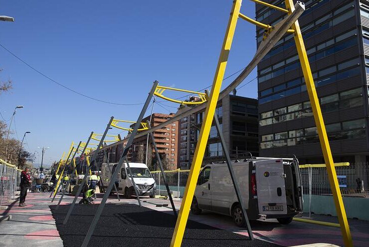 En la Gran Via se están instalando dos nuevas tirolinas gratis