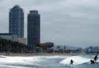Aprueban decreto que permite surfear en playas y costas de Barcelona