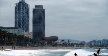 Aprueban decreto que permite surfear en playas y costas de Barcelona
