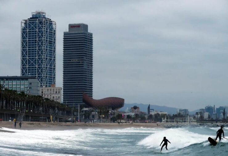Aprueban decreto que permite surfear en playas y costas de Barcelona