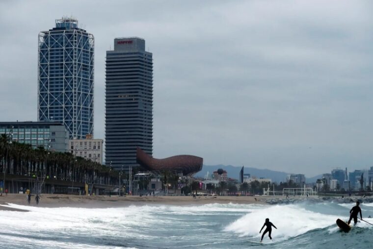 Aprueban decreto que permite surfear en playas y costas de Barcelona