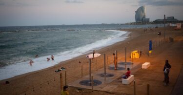 Comenzaron los preparativos para la temporada alta de baño en Barcelona