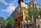 Como un juego de ajedrez luce un semáforo de carril de bici en Barcelona