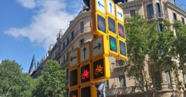 Como un juego de ajedrez luce un semáforo de carril de bici en Barcelona