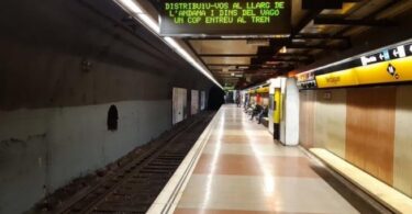 Cortes en el transporte público afectarán el acceso a las playas de Barcelona este verano