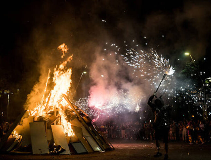 Celebra la noche mágica de Sant Joan en Barcelona: hogueras, verbenas y diversión