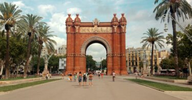 Barcelona, la obra maestra de Cataluña, es una ciudad de increíble belleza, historia y cultura. Apodada la "Ciudad de Gaudí" por sus maravillosas obras arquitectónicas, Barcelona ofrece una combinación perfecta de lo antiguo y lo moderno, de arte y vida, de playa y ciudad. Hay muchas atracciones que merecen al menos una visita. Para disfrutar plenamente de las vacaciones, es aconsejable organizarse con antelación, identificando los destinos imprescindibles y eligiendo el medio de transporte más adecuado para llegar al aeropuerto El Prat, como por ejemplo el coche. En este caso, es fundamental encontrar aparcamiento cerca del aeropuerto, para poder moverse libremente y comenzar la visita de la ciudad española. Dónde aparcar el coche cerca del Aeropuerto de Barcelona Encontrar aparcamiento en el aeropuerto de Barcelona El Prat puede ser sencillo y conveniente gracias al servicio ofrecido por MyParking. Este sitio permite elegir el destino y el aparcamiento preferido, introducir las fechas, comparar ofertas y reservar inmediatamente la plaza de aparcamiento deseada. Además, MyParkingofrece tarifas ventajosas sin costes de gestión y un descuento adicional del 10% en la tarifa online. Con MyParking, es posible reservar, comparar y elegir la mejor plaza de aparcamiento cerca del aeropuerto de Barcelona El Prat a precios muy competitivos. El servicio asegura que se pueda viajar con total tranquilidad, sabiendo que su plaza de aparcamiento está garantizada. Las principales atracciones para visitar Sin duda, el primer lugar para visitar en Barcelona es la Sagrada Familia, una obra maestra en construcción desde 1882, diseñada por el famoso arquitecto Antoni Gaudí. Esta basílica única en su tipo es famosa por su arquitectura orgánica y sus interiores sorprendentemente detallados. No pierdas la oportunidad de subir a una de las torres para disfrutar de una vista panorámica de Barcelona. El Parc Güell es otra joya de la arquitectura de Gaudí, donde la naturaleza y el diseño se fusionan para crear un parque fascinante y colorido, ideal para paseos serenos y relajantes. Desde aquí se puede disfrutar de una vista panorámica de la ciudad y del mar. En la élite de Passeig de Gràcia, elegante arteria de compras, se encuentran otras dos importantes obras de Gaudí: Casa Milà, también conocida como La Pedrera, y Casa Batlló. Ambas casas son expresiones del genio creativo del arquitecto español con un estilo único y original. El Barrio Gótico, o Barri Gòtic, es el corazón histórico de Barcelona. Sus calles estrechas y sinuosas llevan a iglesias antiguas, museos y plazas escondidas. Una de estas es la Plaça del Rei, un espacio cuadrado rodeado de edificios medievales. Según la leyenda, fue aquí donde los reyes católicos, Fernando e Isabel, recibieron a Cristóbal Colón a su regreso del Nuevo Mundo. Las Ramblas es una de las calles más famosas de Barcelona, ideal para pasear, admirar a los artistas callejeros o para detenerse en uno de los muchos cafés y restaurantes a lo largo del camino. Aquí se encuentra el Mercado de la Boqueria, un verdadero paraíso para los amantes de la comida. Aquí puedes encontrar una amplia selección de frutas frescas, verduras, pescado, carne y otras delicias locales. También es imprescindible una visita al Montjuïc, una colina que ofrece vistas espectaculares de la ciudad. Aquí encontrarás el Castillo de Montjuïc, la Fuente Mágica, el Museo Nacional de Arte de Cataluña y el estadio olímpico. Otra atracción imperdible es el Museo Picasso, uno de los más visitados de Barcelona. Alberga una vasta colección de obras del artista, especialmente las de su juventud. El museo se encuentra en el barrio de El Born, en un palacio medieval. Para los amantes del mar, la Barceloneta es el lugar ideal. Es la playa más famosa de Barcelona, situada en el barrio del mismo nombre: es perfecta para relajarse, tomar el sol y disfrutar del mar. La zona también es famosa por sus restaurantes de pescado y sus locales nocturnos. También merece una visita el Palau de la Música Catalana, una obra maestra arquitectónica, declarada Patrimonio de la Humanidad por la UNESCO. Este edificio modernista es famoso por su increíble fachada y por su interior, donde un gran lucernario de vidrio coloreado ilumina la sala de conciertos. Para los amantes del fútbol, una visita al Camp Nou, el estadio del FC Barcelona, es un must. Con una capacidad de casi 100.000 espectadores, es uno de los estadios más grandes de Europa. El museo que se encuentra en su interior alberga una colección de trofeos y recuerdos del club. Para un paseo relajante, se recomienda visitar el Parc de la Ciutadella, un oasis verde en el corazón de la ciudad, que alberga el Parlamento de Cataluña, el Museo de Historia Natural y el hermoso Arco de Triunfo. Barcelona: ¿cuáles son los platos típicos? La cocina de Barcelona es rica y variada, combinando los sabores del mar y la montaña, típicos de Cataluña. Entre las especialidades a probar se encuentran las tapas, que pueden servirse como aperitivos o pueden constituir una comida completa. Entre las más comunes se encuentran las "patatas bravas" (patatas fritas con salsa picante), las "albondigas" (albóndigas), el "pan con tomate" (pan con tomate) y las "gambas al ajillo" (gambas al ajillo). La paella es otro plato español muy conocido que es muy popular en Barcelona. Normalmente se prepara con arroz, verduras, carne de pollo y conejo, y una variedad de mariscos. Muchas variantes locales pueden incluir sólo mariscos, como la "paella marinera". En cuanto a los postres, la crema catalana es un dulce típico muy popular. Es similar a la crème brûlée francesa, pero está aromatizada con ralladura de limón y canela. En conclusión, Barcelona tiene mucho que ofrecer a todos los tipos de viajeros.