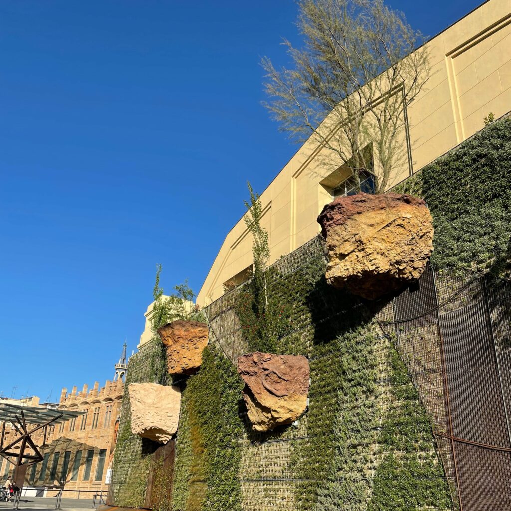 Il bellissimo giardino verticale del muro dell'antico Palau de la Metal-lúrgia