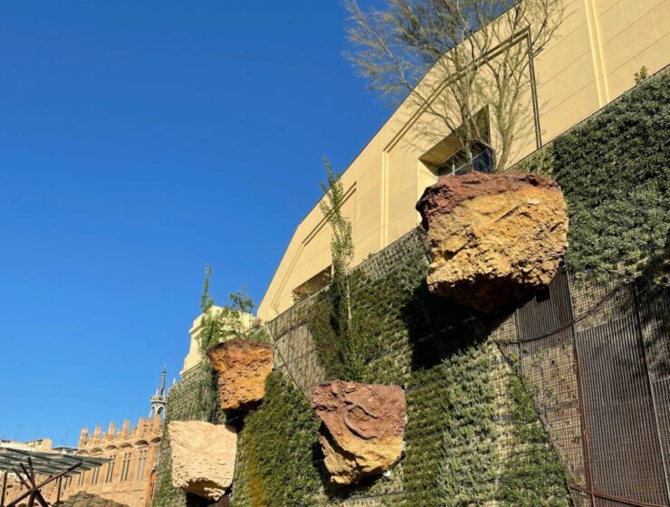 El hermoso jardín vertical de la pared del antiguo Palau de la Metal·lúrgia