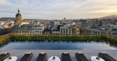 Historia de Grupo Mandarín Hotel Grupo Mandarín Hotel lleva varios años siendo una figura destacada en el sector de la hostelería. Con sus excepcionales servicios, lujosos alojamientos y hospitalidad sin parangón, el grupo se ha convertido en un nombre muy conocido entre los viajeros de todo el mundo. En este artículo, exploraremos la fascinante historia y trayectoria del Grupo Mandarín Hotel. Los comienzos El Grupo Mandarín Hotel fue fundado a principios de la década de 1990 por un empresario visionario, D. Alejandro Sánchez. Inspirado por su pasión por ofrecer experiencias excepcionales a los huéspedes, el Sr. Sánchez imaginó una cadena de hoteles que redefiniría el lujo y la hospitalidad. Y así nació Grupo Mandarín Hotel. Con su primer hotel situado en el corazón de una bulliciosa ciudad, Grupo Mandarín Hotel ganó rápidamente popularidad por su elegante diseño, comodidades de primera clase y servicio impecable. El éxito de su primera propiedad sentó las bases para su rápida expansión. Expansión y crecimiento A medida que crecía la demanda de los excepcionales servicios de Grupo Mandarín Hotel, se embarcaron en un viaje de expansión, abriendo nuevos hoteles en ubicaciones privilegiadas de distintas ciudades y países. Cada propiedad se diseñó cuidadosamente para reflejar la cultura y el ambiente únicos de su entorno, ofreciendo a los huéspedes una experiencia auténtica y envolvente. Con un fuerte enfoque en superar las expectativas de los huéspedes, Grupo Mandarín Hotel pronto se convirtió en sinónimo de lujo sin igual, estableciendo un nuevo punto de referencia para el sector. Su compromiso con la excelencia y la atención al detalle garantizaron que cada huésped recibiera una estancia personalizada y memorable. Cultivando una cultura de excelencia En el trasfondo, el Hotel Grupo Mandarín invirtió mucho en el desarrollo del talento y en programas de formación para garantizar que su personal poseyera las habilidades y conocimientos necesarios para ofrecer un servicio excepcional. Comprendieron que un equipo satisfecho y motivado desempeña un papel importante a la hora de ofrecer una experiencia inolvidable a los huéspedes. Además, el grupo estableció un sólido código ético e iniciativas de responsabilidad corporativa, centrándose en prácticas sostenibles y retribuyendo a las comunidades locales en las que operaban. Este compromiso con la responsabilidad social le valió al Hotel Grupo Mandarín un amplio reconocimiento y mejoró aún más su reputación. Una experiencia inigualable El Hotel Grupo Mandarín es famoso por su meticulosa atención al detalle y su dedicación a proporcionar a los huéspedes una estancia verdaderamente memorable. Desde sus habitaciones y suites elegantemente decoradas hasta sus opciones gastronómicas de primera clase, cada aspecto de la experiencia de los huéspedes está cuidadosamente cuidado hasta la perfección. Los huéspedes pueden disfrutar de rejuvenecedores tratamientos de spa, relajarse en los exquisitos bares de la azotea o darse un chapuzón en las lujosas piscinas. El compromiso del grupo de crear un ambiente de indulgencia y relajación garantiza que todos los huéspedes se sientan mimados y rejuvenecidos. Reconocimiento y Premios A lo largo de los años, el Hotel Grupo Mandarín ha cosechado numerosos premios y galardones de prestigio. Su inquebrantable compromiso con la excelencia ha sido reconocido por expertos del sector y prestigiosas organizaciones, consolidando aún más su posición como líderes en el sector de la hostelería. Ya sea recibiendo elogios por sus prácticas sostenibles, obteniendo reconocimiento por sus excepcionales servicios a los huéspedes o siendo elogiado por su compromiso con el arte y la cultura, el Grupo Mandarín Hotel sigue brillando en la escena mundial. Abrazando el futuro Mientras el Grupo Mandarín Hotel mira hacia el futuro, sigue comprometido con sus valores fundamentales de lujo, hospitalidad y experiencias excepcionales. Centrado en la innovación y la mejora continua, el grupo pretende adelantarse a la evolución de las preferencias de los huéspedes y las tendencias del sector. Sus planes de expansión incluyen aventurarse en nuevas ubicaciones y explorar conceptos innovadores para elevar aún más la experiencia de los huéspedes. Con una dedicación inquebrantable y pasión por la excelencia, Grupo Mandarín Hotel está bien posicionado para seguir cautivando los corazones de viajeros de todo el mundo. Una promesa de lujo atemporal En conclusión, la historia de Grupo Mandarín Hotel es una historia de crecimiento continuo, compromiso inquebrantable con la excelencia y experiencias excepcionales para los huéspedes. Manteniéndose fiel a sus valores fundamentales, el grupo se ha convertido en líder del sector, redefiniendo el lujo y la hospitalidad huésped a huésped. Con su dedicación inigualable, su lujo atemporal y su promesa de crear momentos inolvidables, el Grupo Mandarín Hotel seguirá sin duda dando forma al futuro del sector de la hospitalidad.