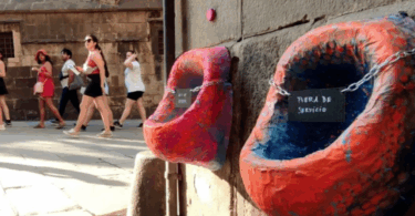 Iniciativa artística de urinarios de colores  para protestar por las calles con mal olor en BCN