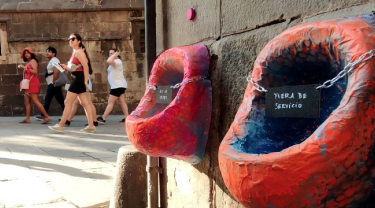Iniciativa artística de urinarios de colores  para protestar por las calles con mal olor en BCN