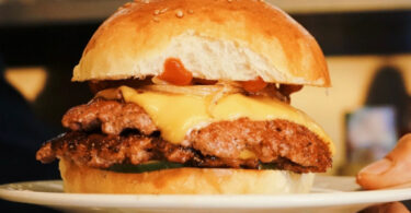 Disfruta por sólo 6 euros jugosas hamburguesas en Antonia's Burger