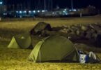 La moda del turismo de bajo coste acampando en la Barceloneta