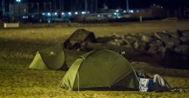 La moda del turismo de bajo coste acampando en la Barceloneta