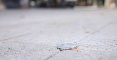 Las pequeñas piezas metálicas en el suelo del distrito del Eixample: ¿qué función cumplen?
