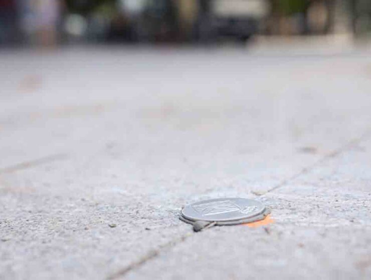 Las pequeñas piezas metálicas en el suelo del distrito del Eixample: ¿qué función cumplen?