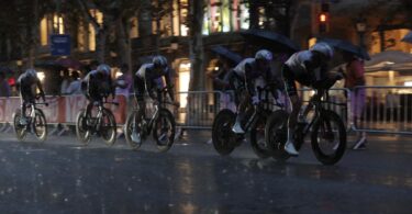 No se logró adelantar el alumbrado de las farolas en Barcelona para la Vuelta a España 2023