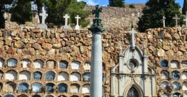 Profanados 162 nichos del Cementerio de Montjuïc para robar objetos de valor de difuntos