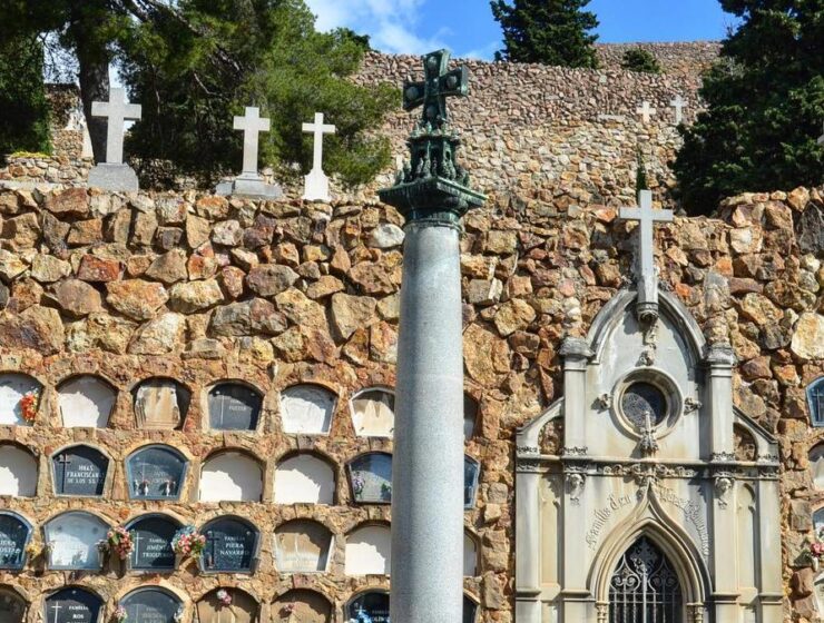 Profanados 162 nichos del Cementerio de Montjuïc para robar objetos de valor de difuntos