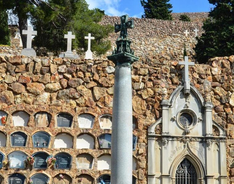 Profanados 162 nichos del Cementerio de Montjuïc para robar objetos de valor de difuntos