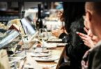 Por obligación en Barcelona, ahora se debe comer acompañado no solo