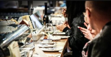 Por obligación en Barcelona, ahora se debe comer acompañado no solo