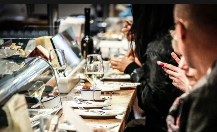 Por obligación en Barcelona, ahora se debe comer acompañado no solo