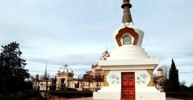 A sólo media hora de Barcelona se encuentra el primer monasterio busdista de Cataluña