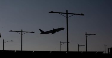 Se estudia posible eliminación de once vuelos cortos para reducir 300,000 toneladas de CO2