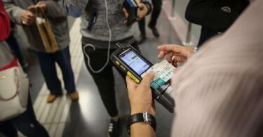 Barcelona refuerza el control de billetes en el metro para combatir el fraude
