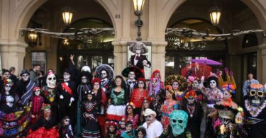 Desfile de catrinas en Barcelona para celebrar el Día de Muertos mexicano