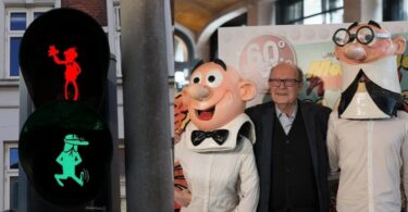 Los semáforos de Barcelona rinden homenaje a Mortadelo y Filemón