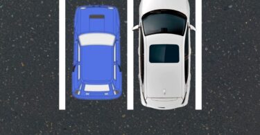 El dilema de los coches gigantes en plazas de aparcamiento pequeñas en BCN