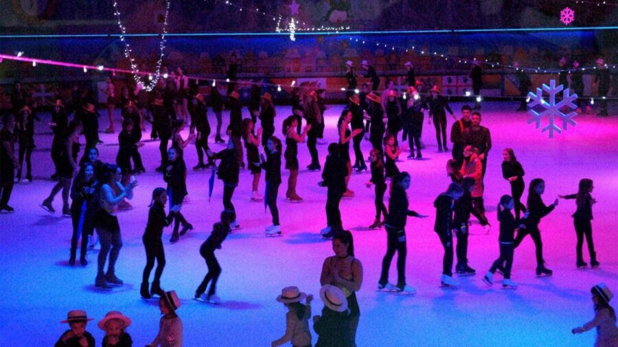 Explora la magia del hielo en Barcelona en las pistas de patinaje para celebrar la Navidad
