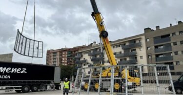 Badalona inicia el montaje del árbol de Navidad más grande del país