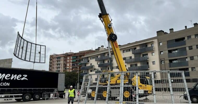 Badalona inicia el montaje del árbol de Navidad más grande del país