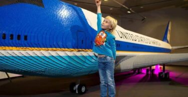 Visita en Barcelona el avión de Lego más grande del mundo