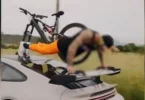 Jóvenes imputados por realizar gimnasia en vehículos en movimiento
