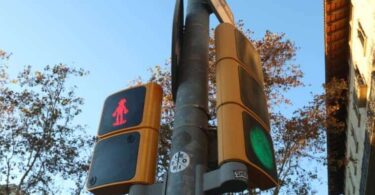 Mortadelo y Filemón también guían el tráfico peatonal en L’Eixample