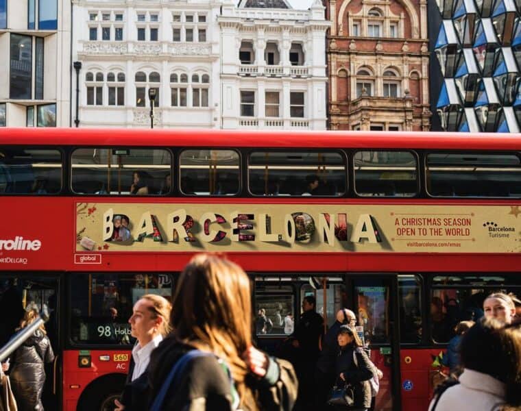 Barcelona lanza en Londres campaña de Navidad en autobuses de doble piso