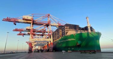 El gigante de los mares, el buque CMA CGM Palais Royal llega a Barcelona