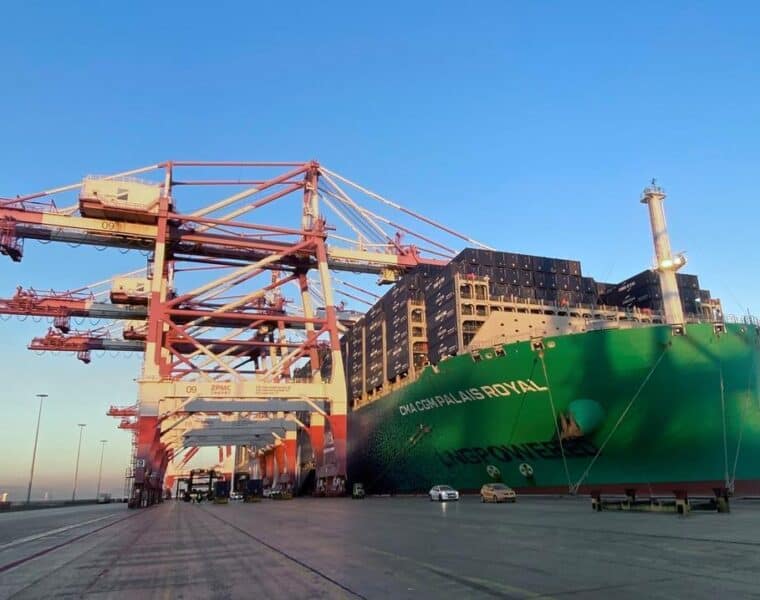 El gigante de los mares, el buque CMA CGM Palais Royal llega a Barcelona