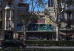 El Cine Rex de Barcelona completa 13 años de abandono en un callejón urbano