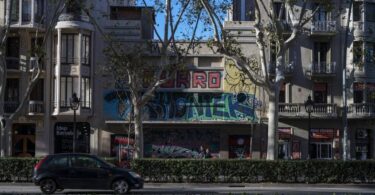 El Cine Rex de Barcelona completa 13 años de abandono en un callejón urbano