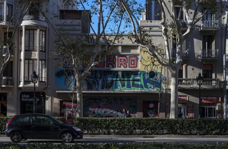 El Cine Rex de Barcelona completa 13 años de abandono en un callejón urbano