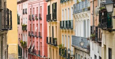 Barcelona se compromete con 200 viviendas de la SAREB para alquiler social