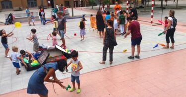 Patios escolares de Barcelona abiertos en vacaciones como espacio de ocio seguro