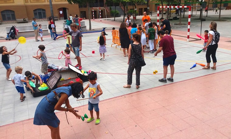 Patios escolares de Barcelona abiertos en vacaciones como espacio de ocio seguro